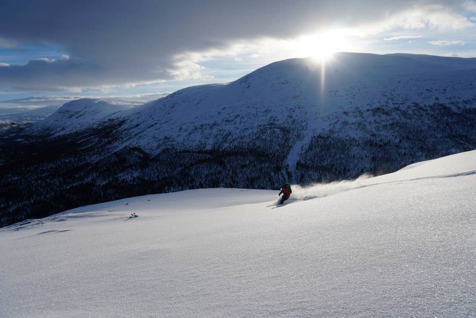 Anders Gran koser seg i silkeføre ned sydryggen på Brøstkampen en kald vinterdag. Foto: Halvor Hagen Hattan-Toppturer-i-Romsdalen-2