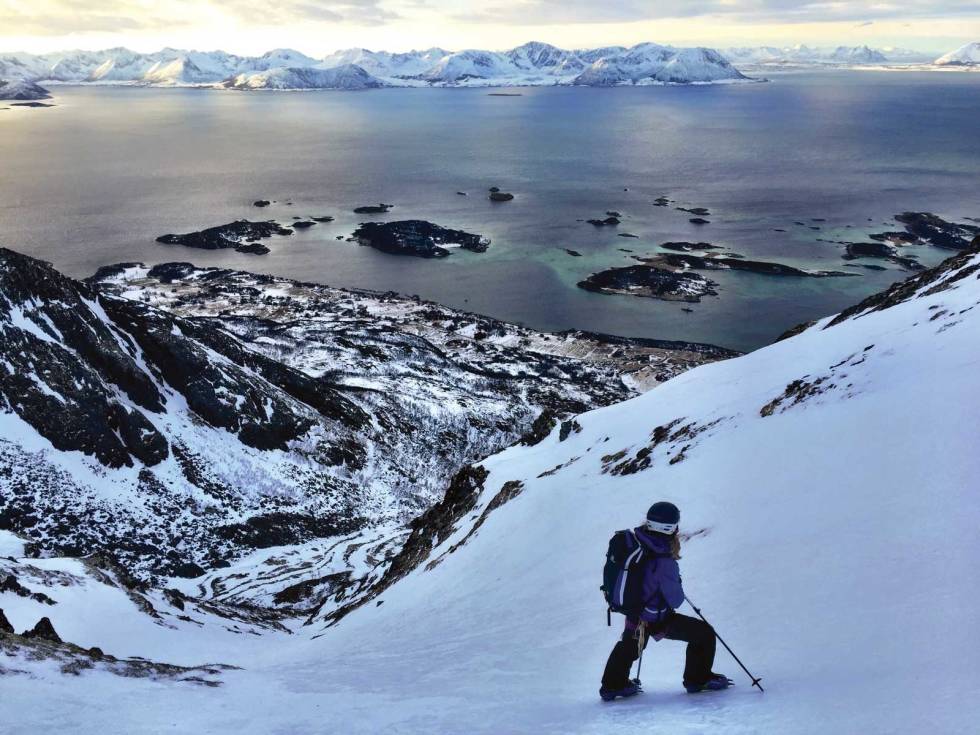 Ellen Merethe Høgsæt i sydrenna på Hattfjellet en dag med mye skare. Hattfjellet-Grytøya-2