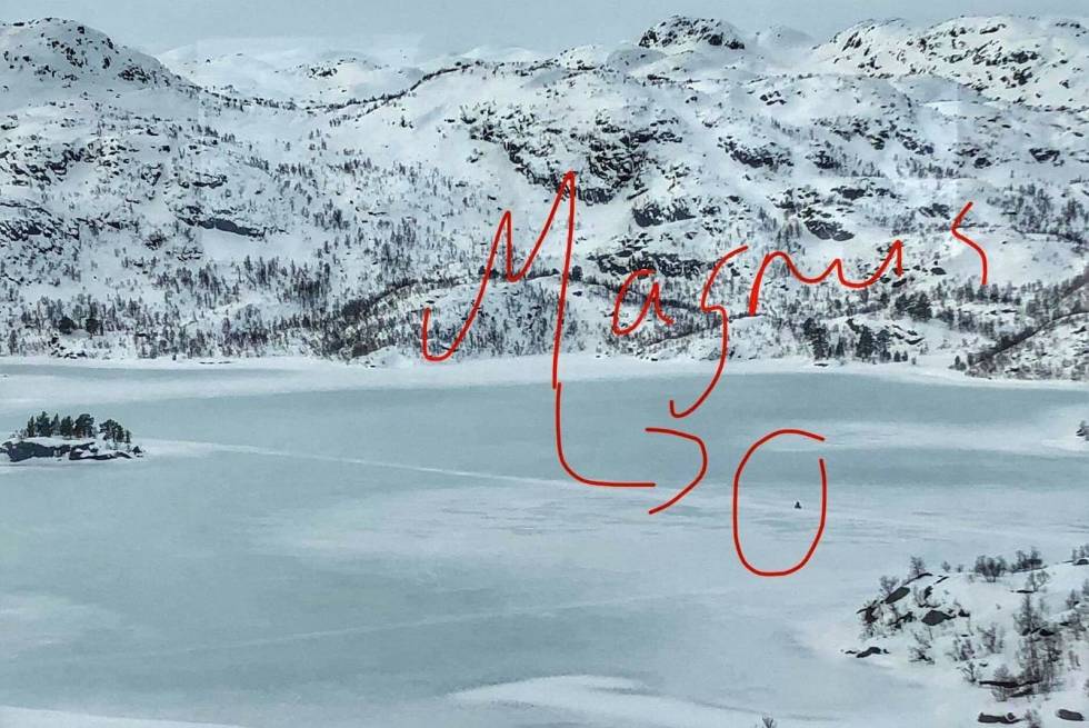 STORE VANN: Lørdagens tur var på 18 kilometer og krysset to større vann. Her er det Magnus Lindaas som sykler over isen. Foto: Gøran Strand Blavik Fatbike Haukeli