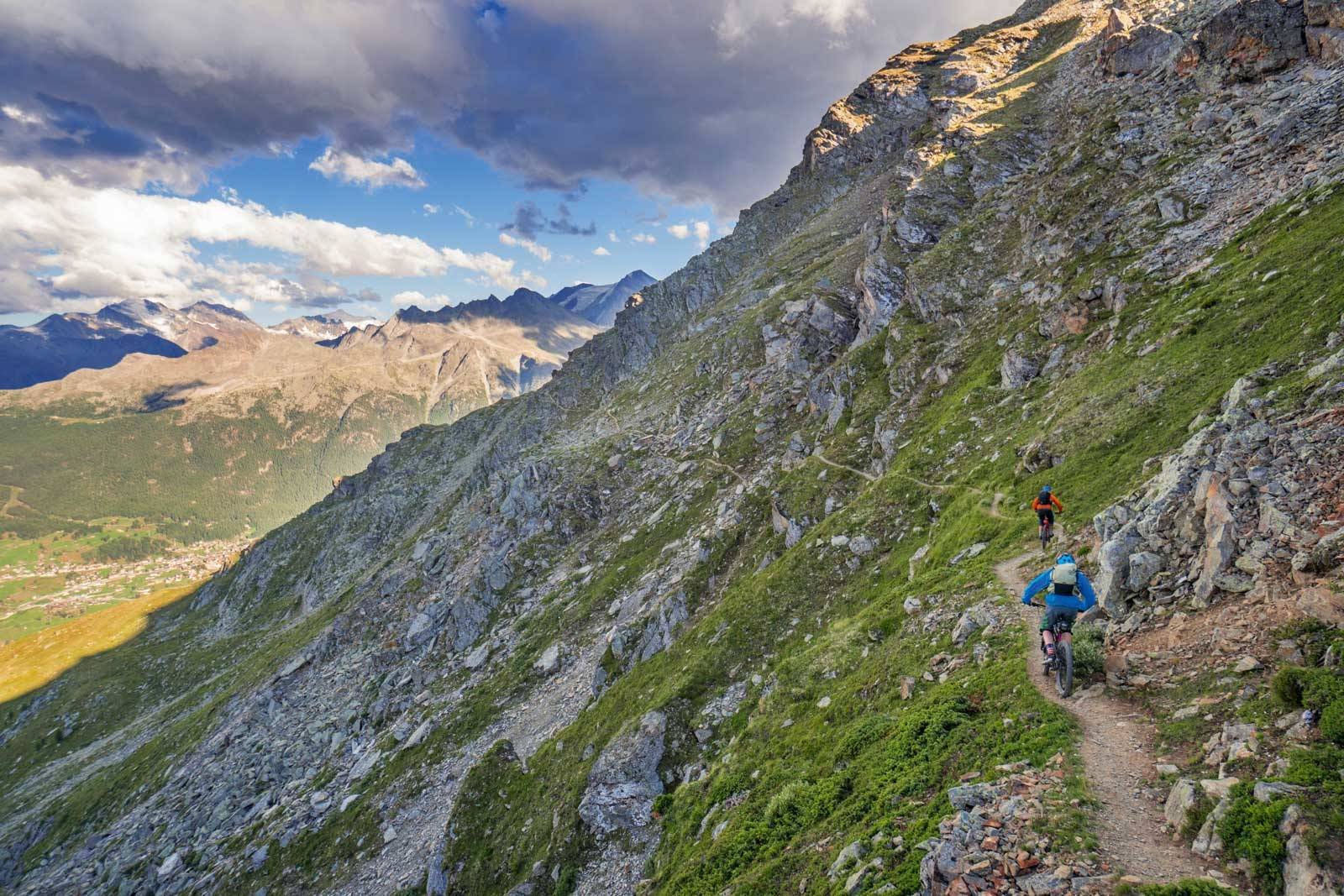 Siste nedkjøring til Zermatt. Etter litt frem og tilbake bestemte vi oss for å ta en liten omvei. Dette var et av de beste valgene vi har tatt. Stien var villere, brattere og vakrere enn bilde tilsier. Haute-Route-på-sykkel-2