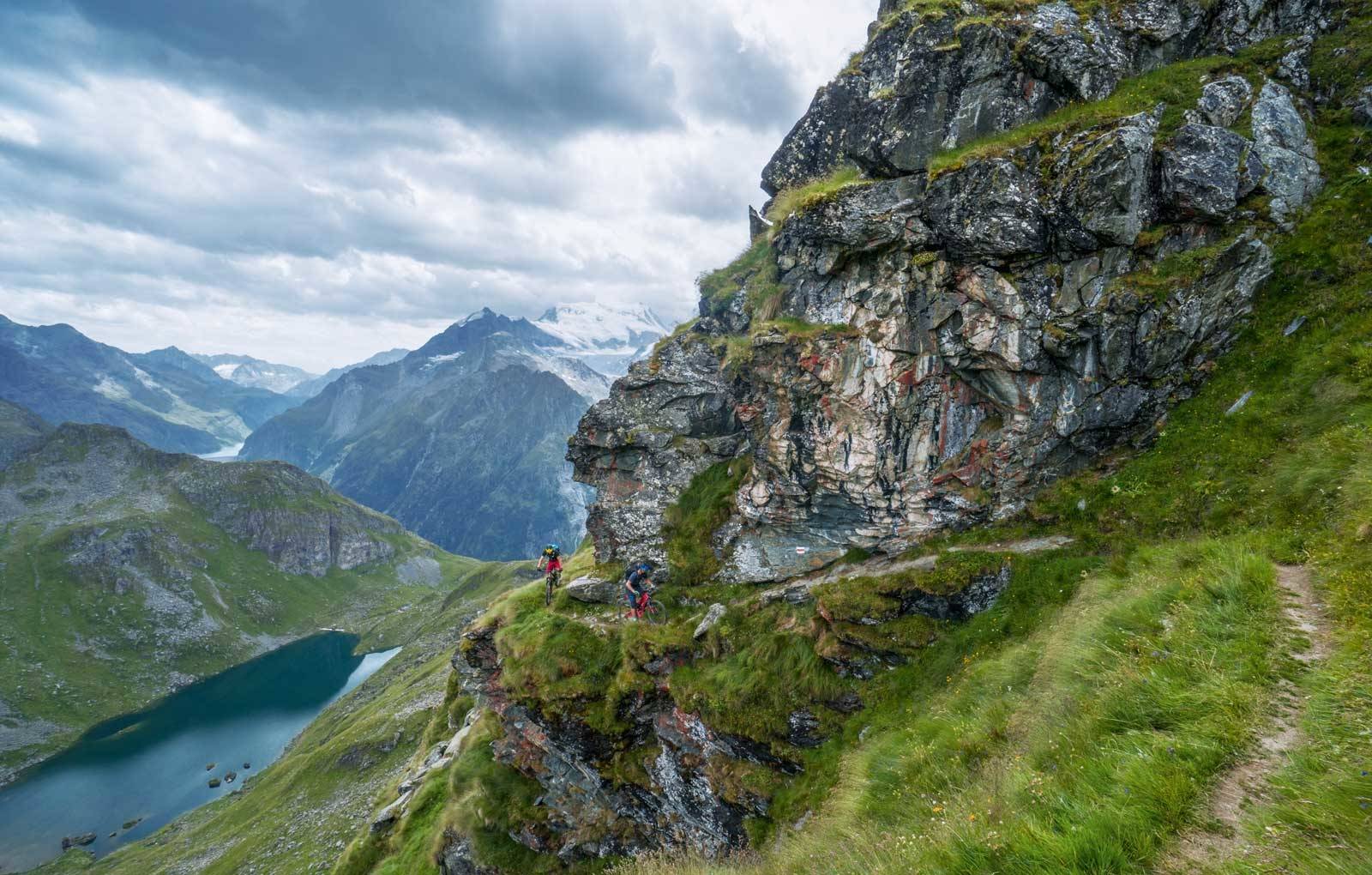 Like før det smeller: Bilde er tatt kort tid etter Col Termin. Stien var fortsatt flott og utsikten var magisk, men snart startet steininfernoet på vei mot Col de Prafleur Haute-Route-på-sykkel-Chamonix-Verbier