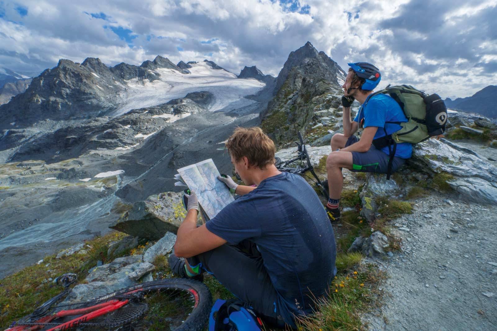 En lang dag går mot slutten. På toppen av Col de Prafleur. Terrenget på denne turen var tidvis brutalt, skummelt, spesielt, dystert og magiske på en gang. Haute-Route-på-sykkel-Refugee-De-La-Barmaz-StLuc