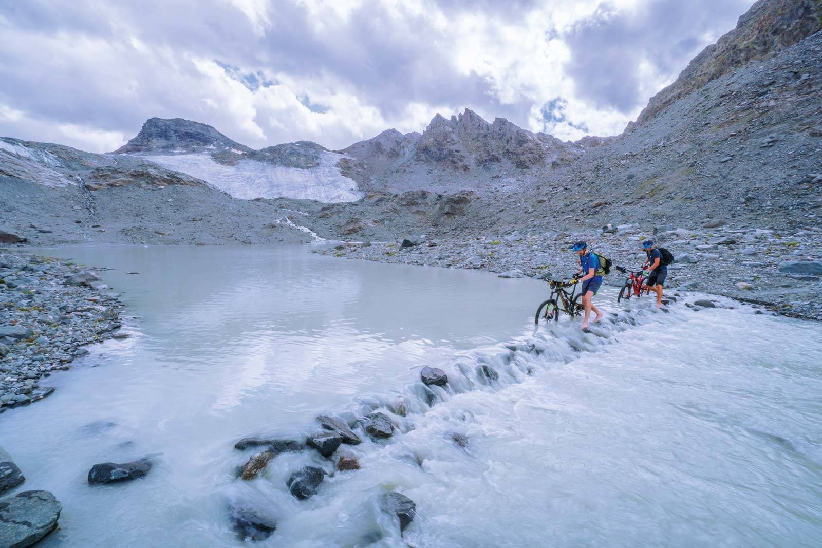 Grå dag: Kald og skittent brevann midt i det verste partiet på turen. Stemningen var tidvis gråere enn vannet Haute-Route-på-sykkel-Verbier-Refugee-De-La-Barmaz