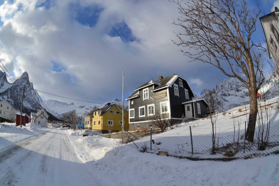 Bolig: Senja Lodge, den perfekte basen for tilreisende klatrere og det naturlige samlingspunkt for Ines og gjengen. Foto: Bent Vidar Eilertsen Havets-vinterparadis-senja-2