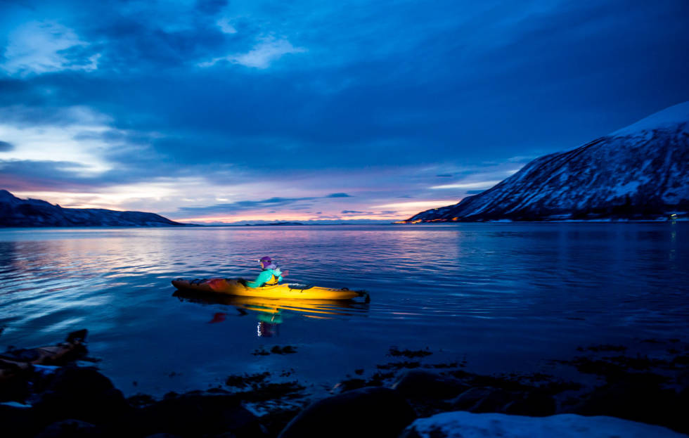 Vannlig: Den korteste veien for å komme til Finnmannen var å padle over fjorden. Foto: Thomas Senf Havets-vinterparadis-senja-4