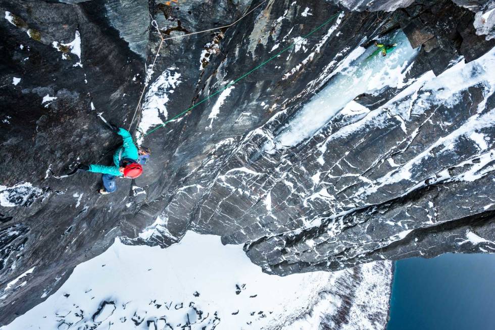 Tørrøksing: Ines Papert på cruxet på Finnmannen (M9). – Thomas firte seg ned fra toppen for å ta bilder. Små hooker for øksene, noen gode, og noen veldig dårlige. Jeg var nervøs og ville ikke falle. Foto: Thomas Senf Havets-vinterparadis-senja-6