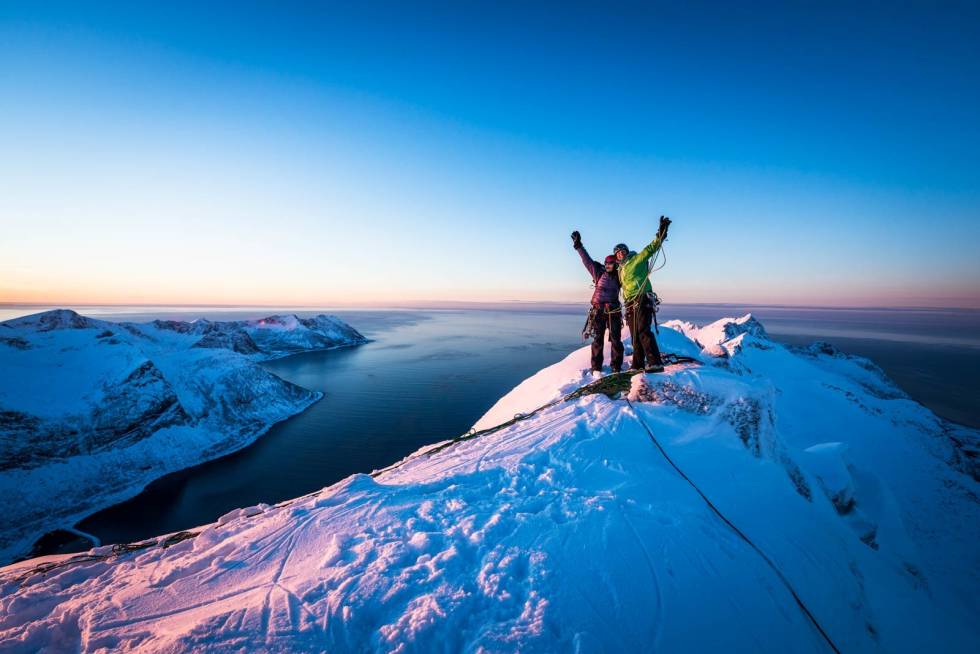 På toppen: Nina Schlesener og Ines Papert nyter vakker utsikt i vakre Norge. Foto: Thomas Senf Havets-vinterparadis-senja-9
