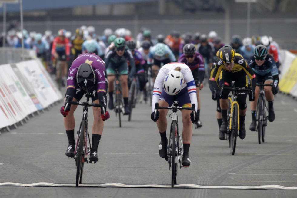 JEVNT: Jolien D'Hoore og Alice Barnes kjempet om seieren. Foto: Cor Vos healthy ageing tour lorena wiebes jolien d'hoore alice barnes