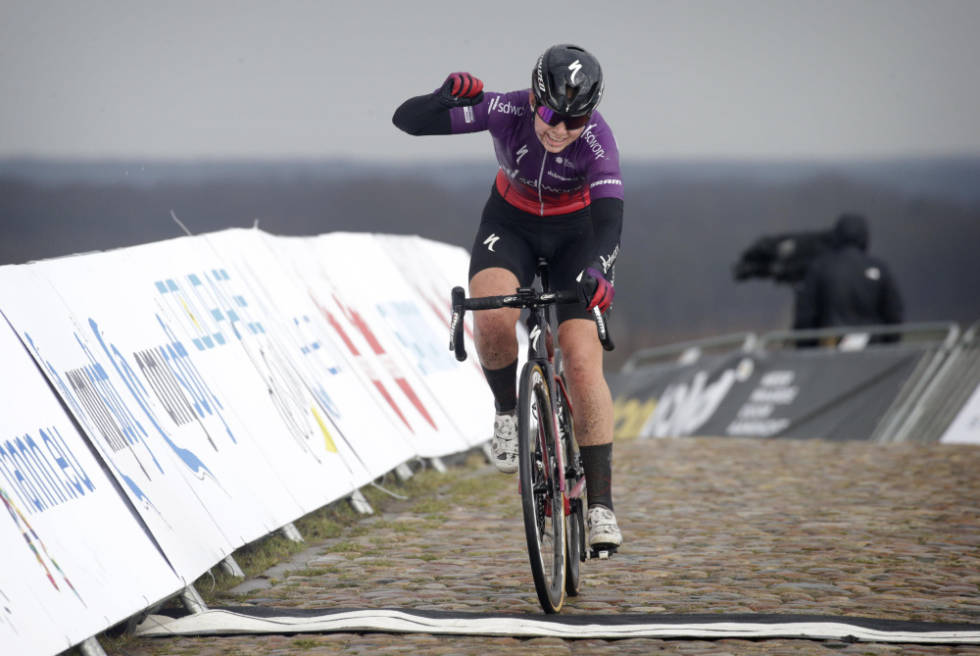 VANT: Lonneke Uneken tok sin første proffseier da hun vant den tredje etappen i Healthy Ageing Tour. Foto: Cor Vos healthy ageing tour susanne andersen lonneke uneken