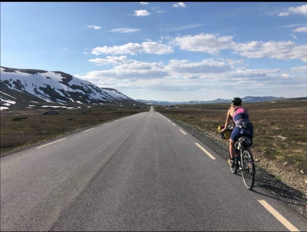 STRAKE VEIER: Med litt planlegging kan man unngå den verste trafikken. Her fra Valdresflya. Foto: Hedda Gjone sykling i norge