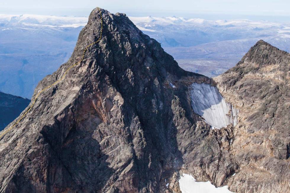Heftyes renne: Storen fra sydøst med Mohns skar og restene av Slingsbybreen til høyre. Foto: Marte Stensland Jørgensen Heftyes-renne-1