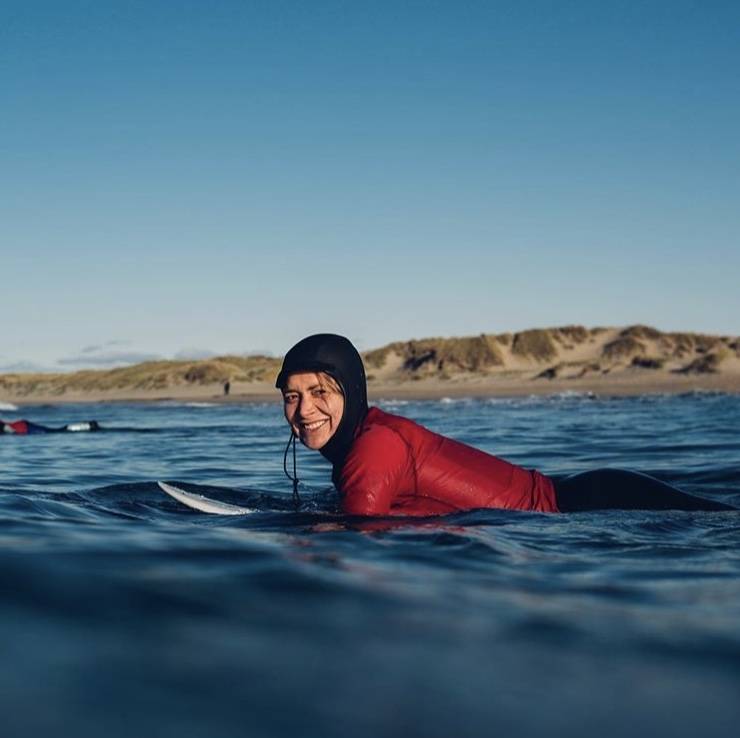 MYE I VANNET: Heidi Neerbye har fått på seg en konkurranse-jersey for anledningen. Et plagg som til opplysning ikke bidrar til mer varme. Foto: Runa Andersen Heidi Neerbye