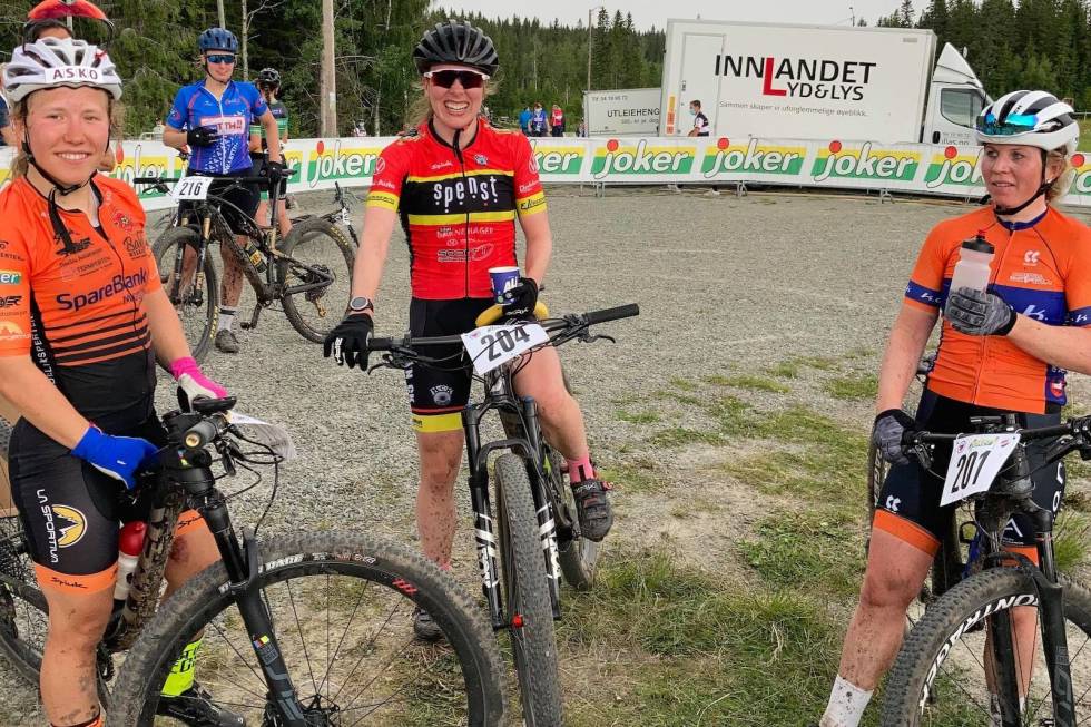 NM-PALLEN: Årets norgesmester Helene Marie Fossesholm (til venstre) sammen med bronsevinner Ingrid Sofie Bøe Jacobsen (midten) og sølv-medaljør Elisabeth Sveum etter rundbane-NM på Veldre Sag lørdag kveld. Foto: Jon Erland Fløgstad NM rundbane 2021 kvinner