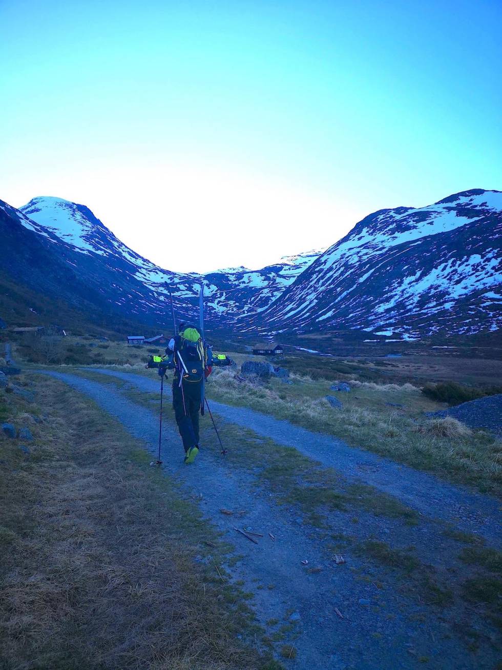 Artikkelen på vei inn Helgedalen, med ski og støvler på sekken. Foto: Arne Litlere skitur Helgedalen Jotunheimen