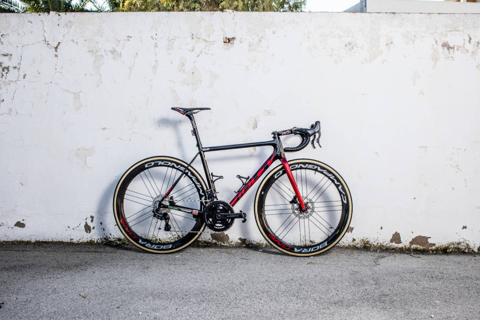 KLASSISK: Philippe Gilbert kjører en ganske standard stil, men piffer opp sykkelen med metallisk rødlakk på Ridley-logoen og gaffelen. FOTO: Face Peeters Helium SLX Disc Philippe Gilbert - Copyright FacePeeters_1