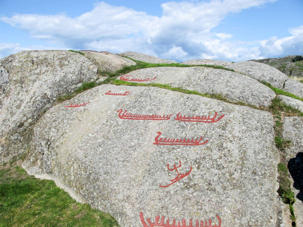 FOR ALT DET ER VERDT: Tidlige indisier på at det ble surfet på Saltstein. Disse helleristningene befinner seg etter sigende på Oddane fort, som ligger i østre begrensning av bukta der det surfes. Helleristninger Oddane Fort surf