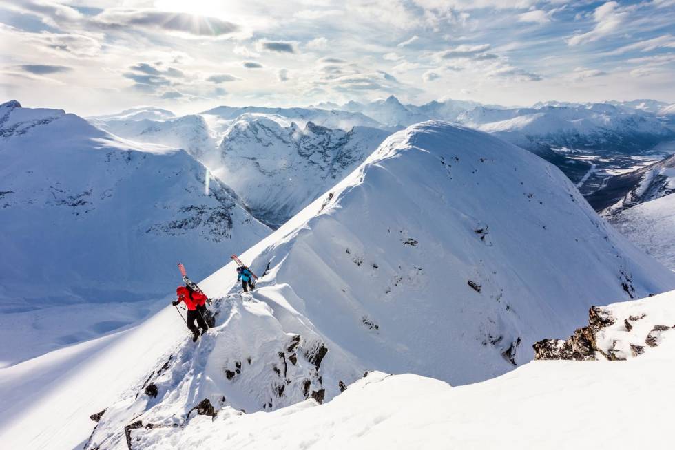 En vindfull dag over eggen til Helvetestind Foto: Einar Engdal Helvetestinden-Toppturer-i-Romsdalen-2