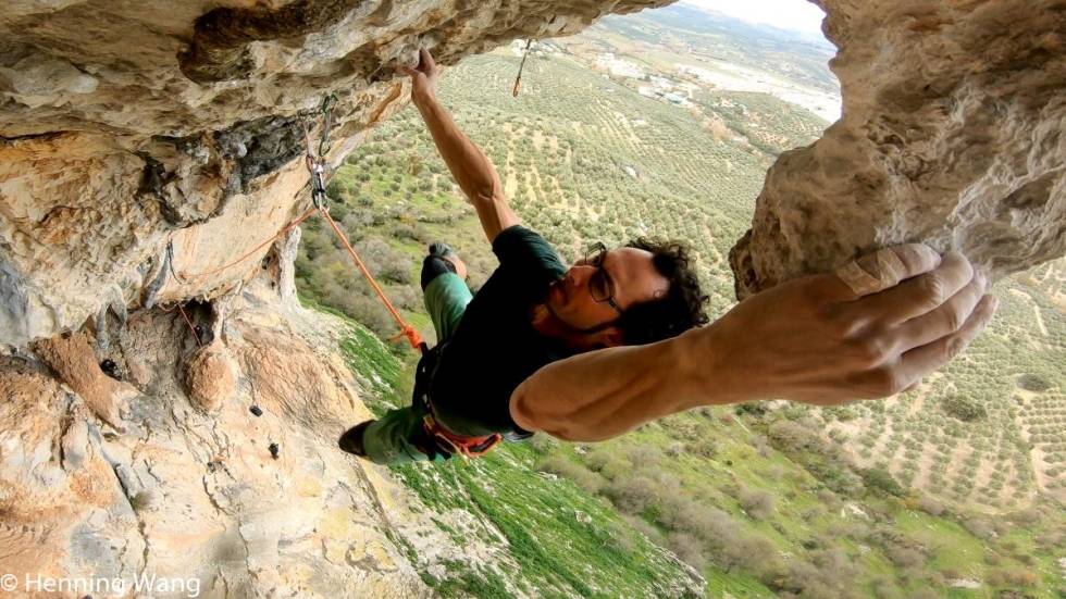 CRUXET: Henning Wang på cruxet på Chilam Malenum, en dyno rett etter 8c+ ankeret på ruta. Foto: Henning Wang (!) / GoPro stillbilde fra video Henning Chilam Malenum