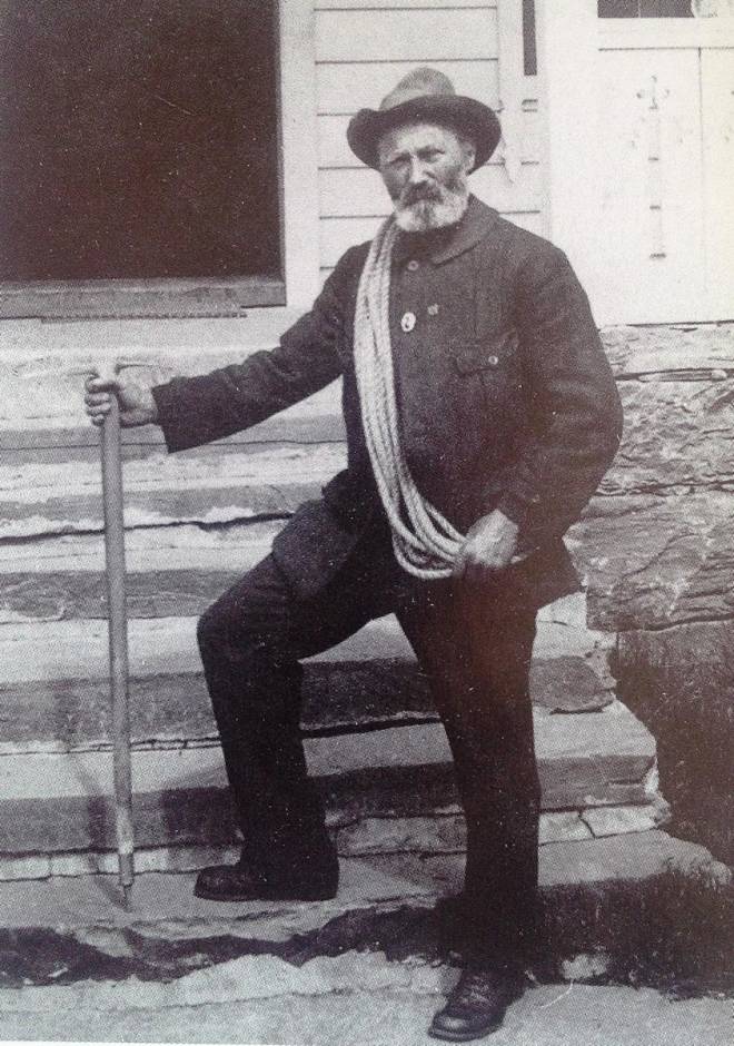 NORDVEGGSBESTIGER: Fjellfører Henning Nygård (1870-1941) fra Isfjorden i Romsdal. nordveggen Romsdalshorn