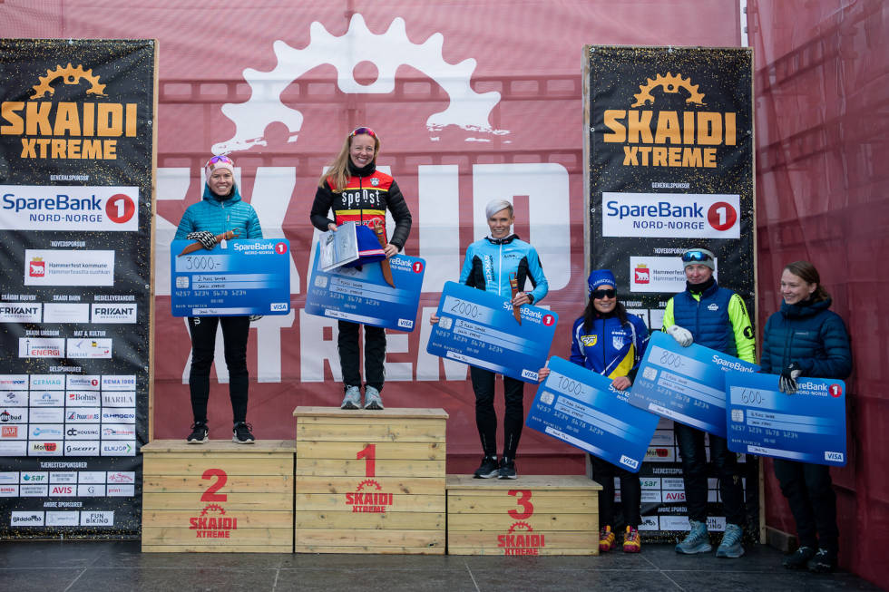 DAMEPALLEN: Ingrid Sofie Bøe Jacobsen vant eliteklassen. Her med resten av rytterne som tok med seg pengepremier fra Skaidi Xtreme 2021, Henriette Angelica Bakkeli Götz (til venstre),Henriette Heitmann Mikkelsen, Siril Pettersen Hammari, Charlotte Åsland og Karoline Seppola Brøndby. Foto: Arrangøren Skaidi Xtreme 2021