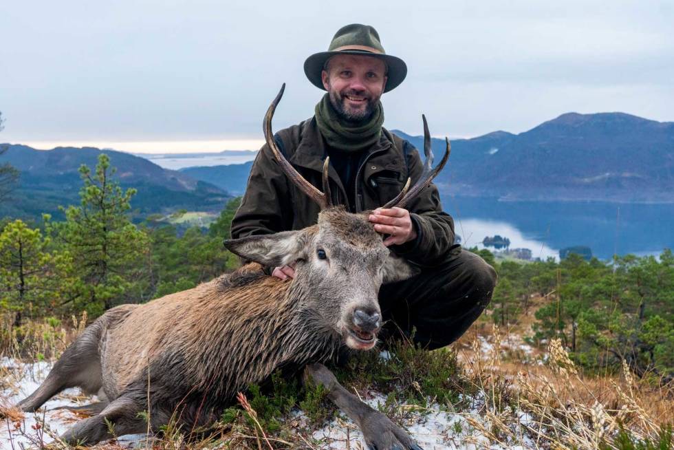 Etnebukken: Mads Haugen er svært fornøyd med dagens fangst, etter å ha sittet på post siden morgenkvisten. Hest-på-hjortejakt-6