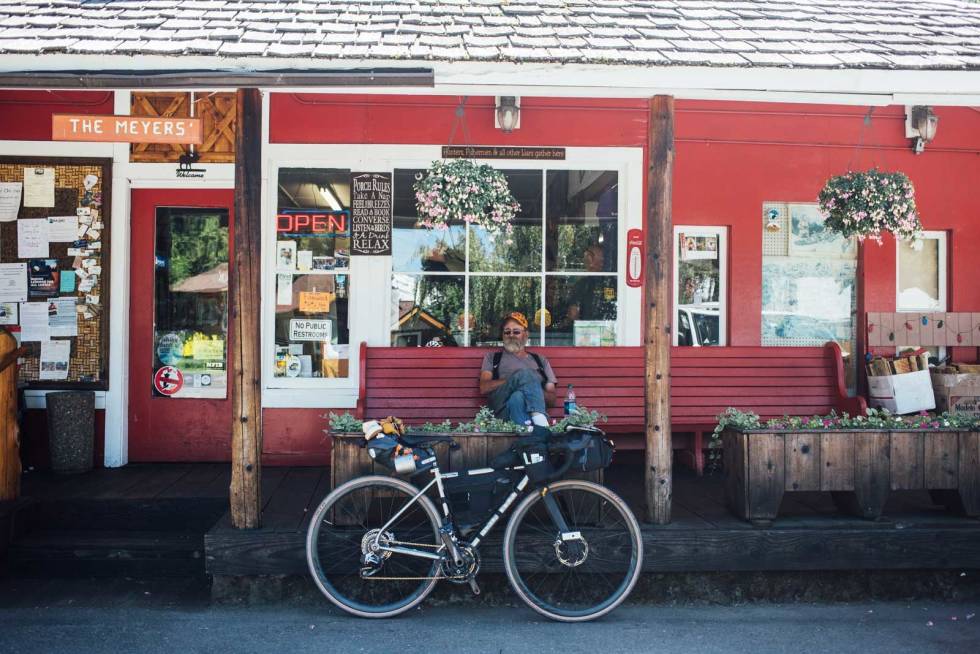 God start: Lokalbefolkningen slapper av utenfor en sjappe i Trout Lake, Washington. Highway-1-California-på-sykkel-9