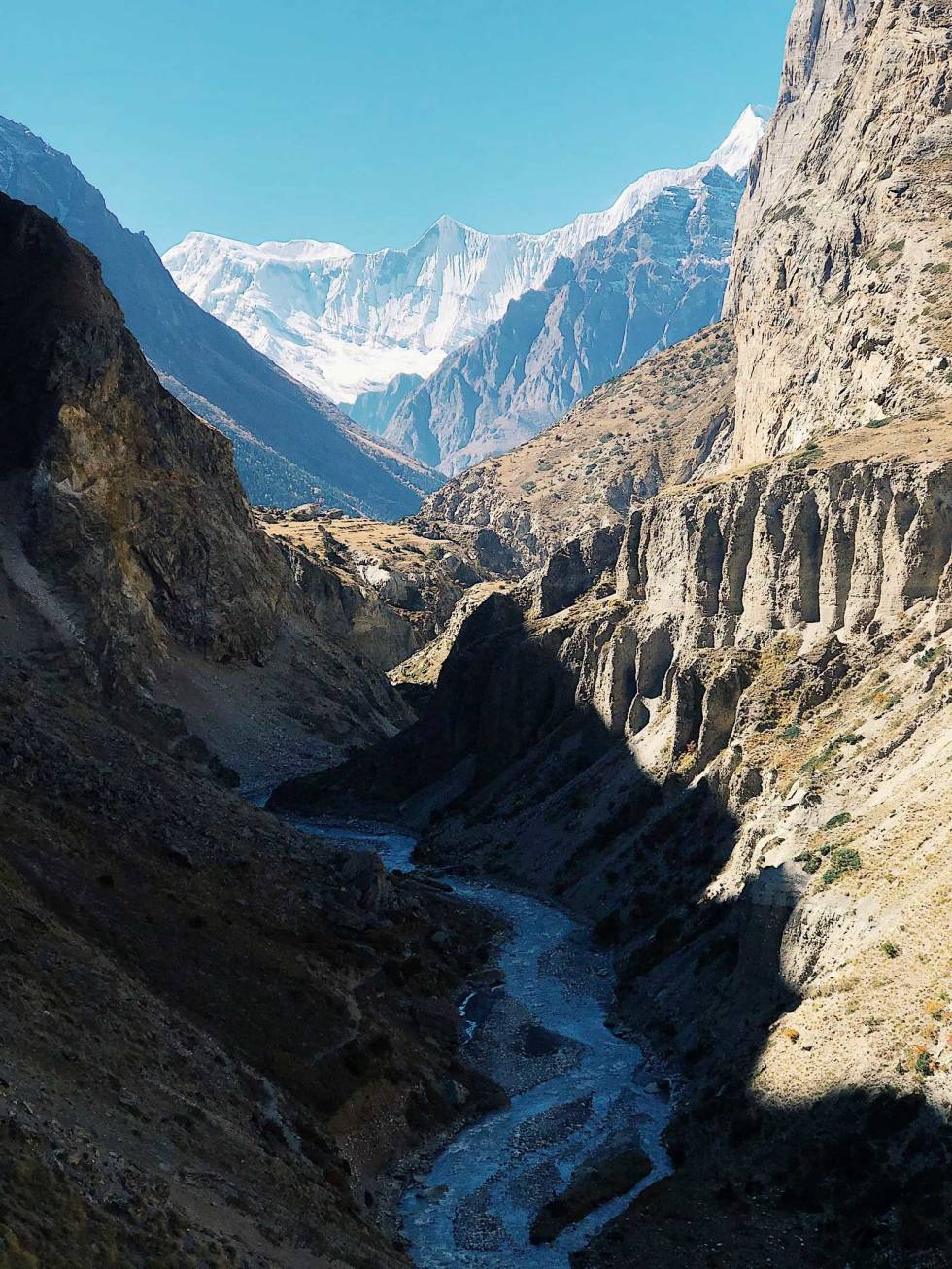 MEKTIG: Utsikten mot de tre Annapurna-fjellene. De ser imøtekommende ut, men er i virkeligheten dypt risikabelt terreng for folk flest. Dalen leder oss inn i et tibetansk naturlandskap der folk, dyr og fjell ønske deg velkommen og lykke til på reisen. Himlung-Himal-Nepal-5