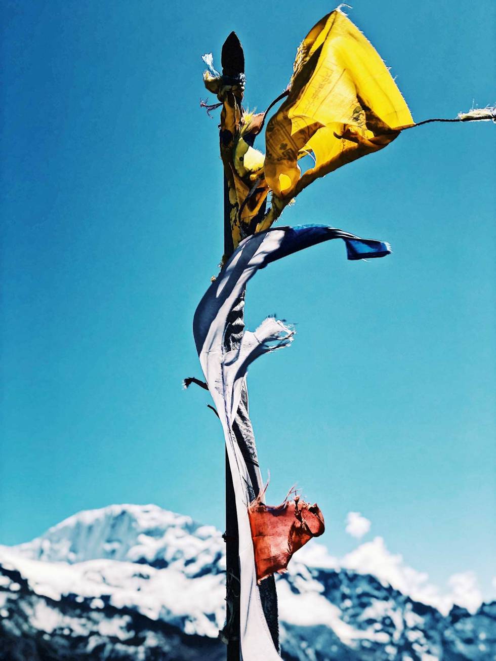 VÆRBITT: Bønneflaggene er preget av vær og vind. Himlung-Himal-Nepal-6