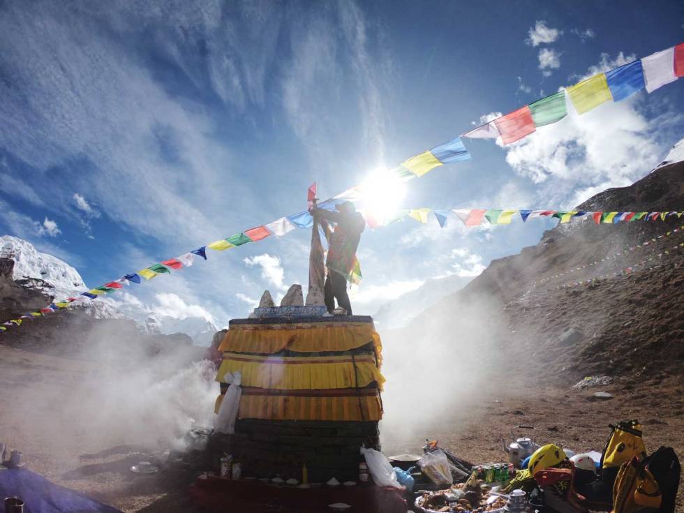 RITUALER: Puja er tradisjonens tro før en tar fatt på fjellet. Himlung-Himal-Nepal-8