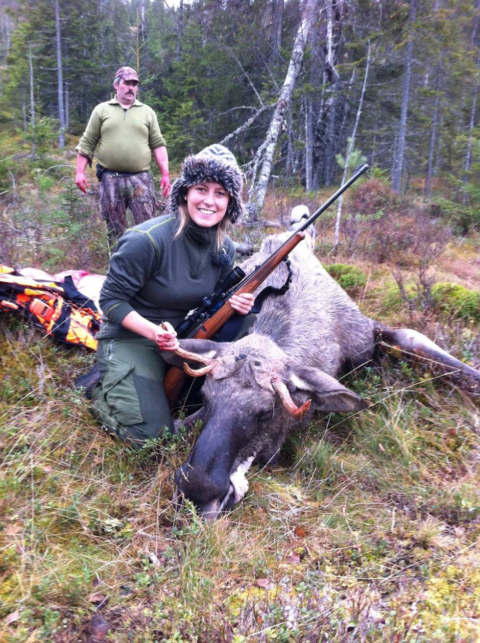 PIGGOKSE: Det har blitt noen elger i bakken for Karianne, her med en staselig piggokse som stoppet i ganglos på 170 m Hjortejakt-10