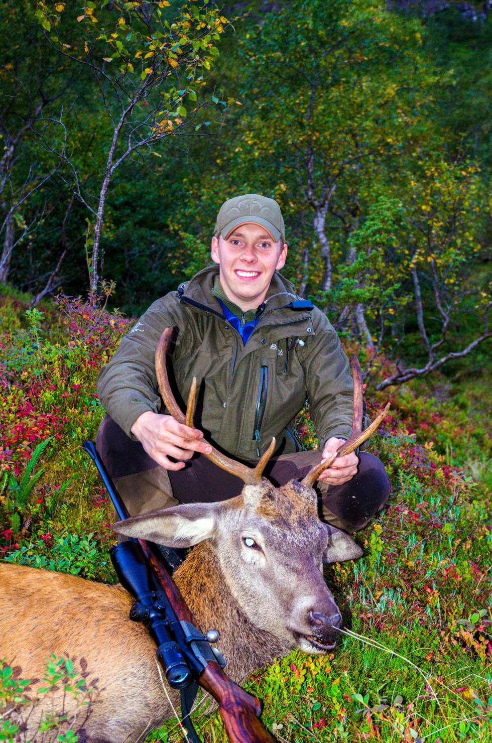 Ferskt fall: Det blir en egen stemning når man kommer frem til jaktkompiser som akkurat har skutt. Med seks småbukker i fanget kunne Robin velge og vrake. Hjortejakt-2
