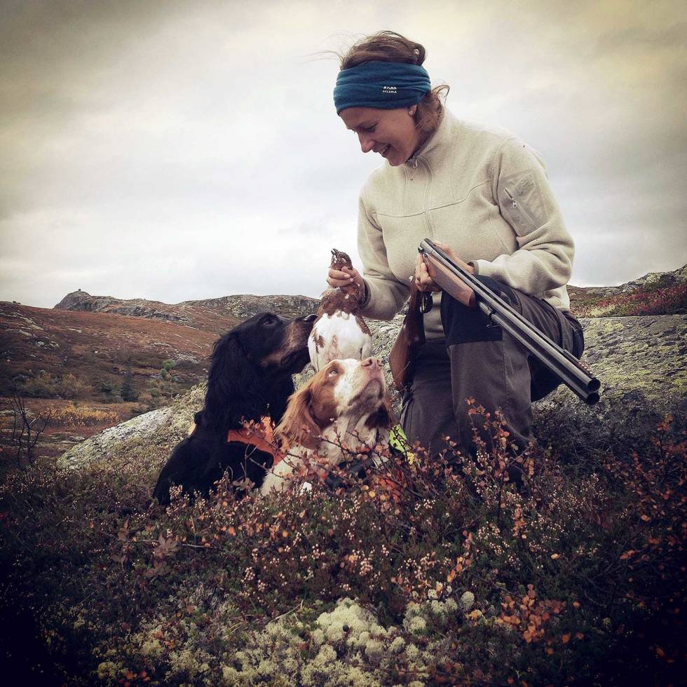 ALLSIDIG: Karianne verdsetter den allsidige jakta, enten det er med hagle eller rifle, med hunder eller med postering. Her på rypejakt med bikkjene Faun og Ergo. Hjortejakt-9