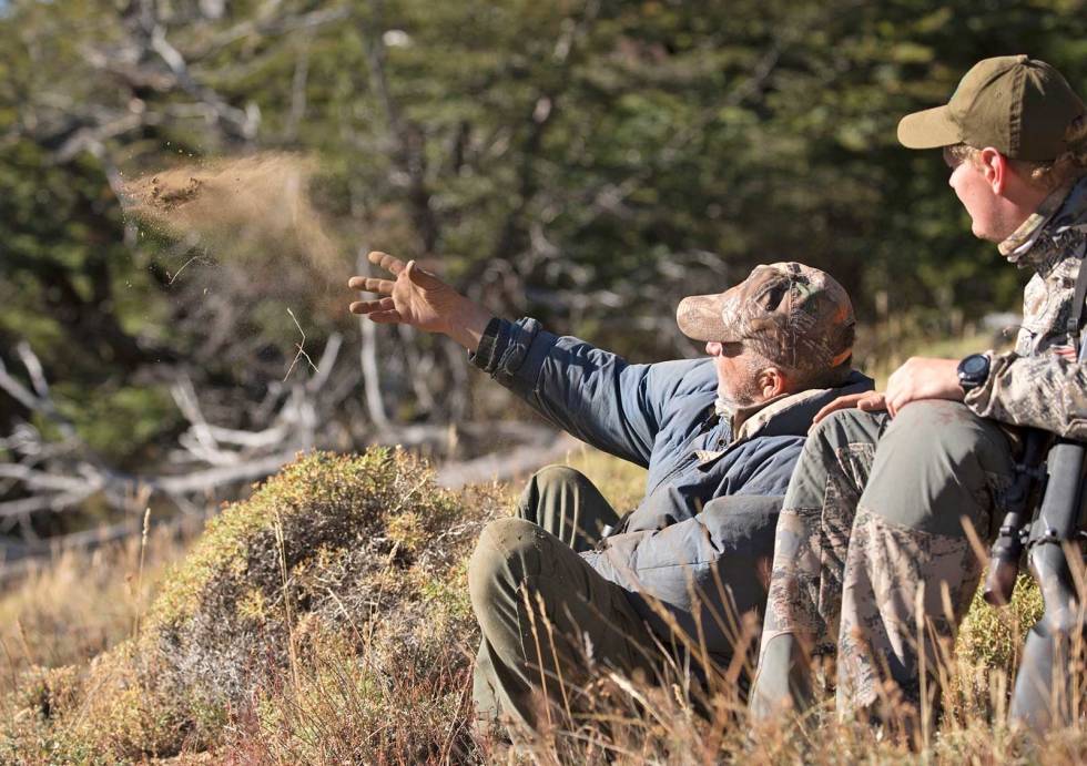God guide: Guiden Cacho var en gudsbenådet hjortejeger, noe vi hadde stor nytte av. Her sjekker han vindretningen ved å kaste en håndfull sand opp i lufta. Hjortejakt-i-Argentina-Patagonia-4
