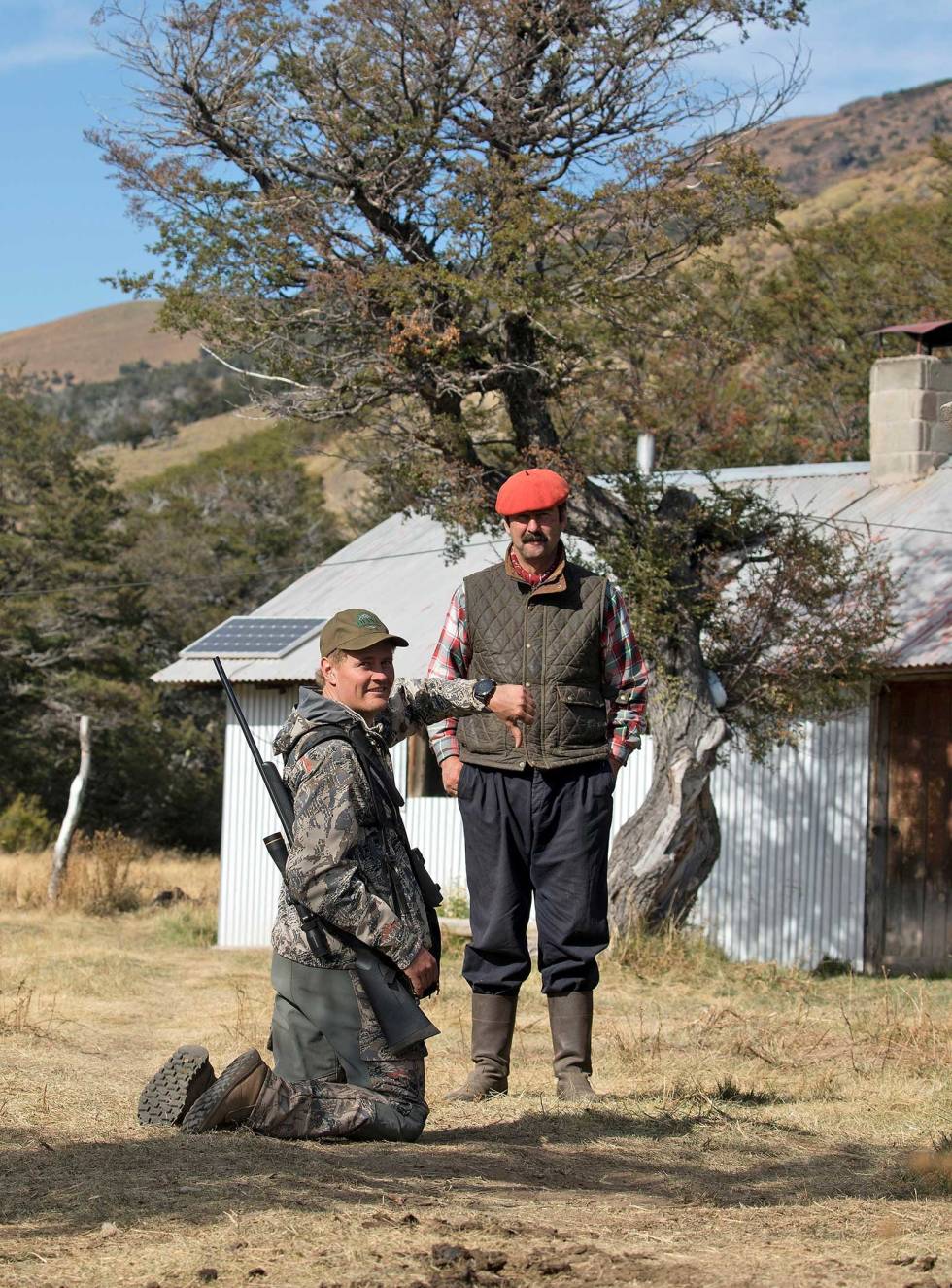 Nedturen: Da Mark kom tilbake til campen etter å ha bomma på drømmehjorten, falt han skuffet på kne foran «gaucho’en» Jusgo Jones. Hjortejakt-i-Argentina-Patagonia-5