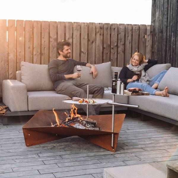 LEVENDE ILD: Höfats Triple 90 vinner denne testen. Her ser vi Triple 120 i aksjon, med grillutstyr. Foto: Produsent höfats triple 90 bålpanne