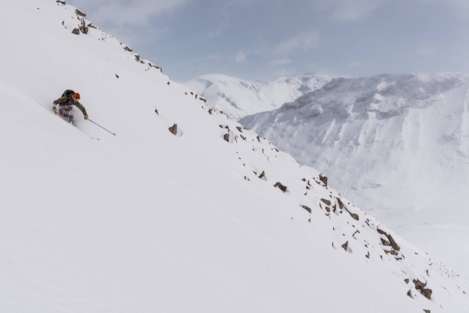 NEDKJØRING 2 AV 4: Simen Johanessen på ski ned Tverråtindan. Bilde: Christian Nerdrum Høgruta_Jotunheimen_etappe_4_Galdhøpiggen_Simen_Johannessen_Foto_Christian_Nerdrum-3465