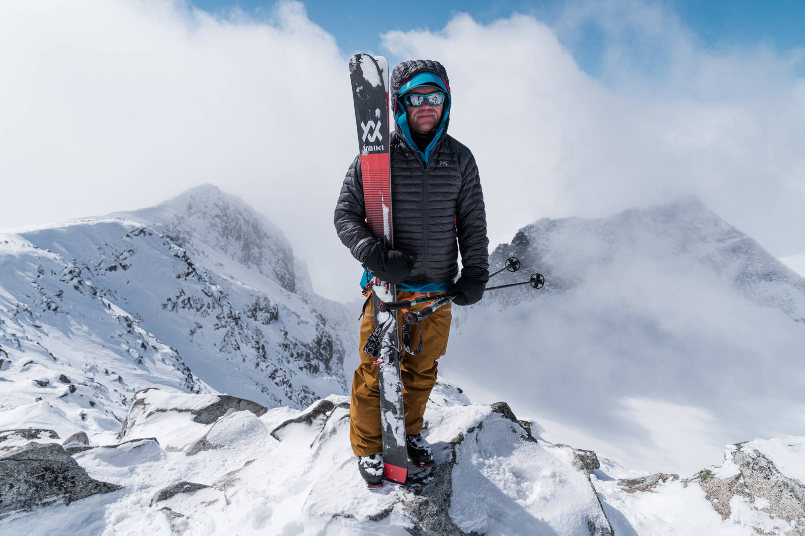 NORGES TAK: Stian Hagen på toppen av Galdhøpiggen i Jotunheimen. Bilde: Christian Nerdrum Stian Hagen på Galdhøpiggen i Jotunheimen