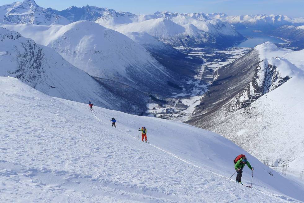 Med avlastningsavstand mot Høgseternebba. Selv lenge ette siste snøfall kan det være mulig å finne god snø her oppe. Foto: Halvor Hagen Høgseternebba-Toppturer-i-Romsdalen-2