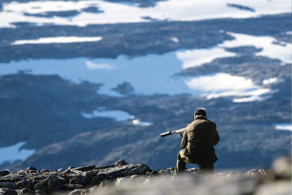 ETTER FLOKKEN: Gudmund smyger etter og kommer på skuddhold Høyfjelljakt-Villrein-5
