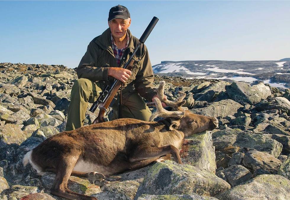 PÅ SKUDDHOLD: Gudmund får tak på ei simle og skuddet går! Høyfjelljakt-Villrein-6