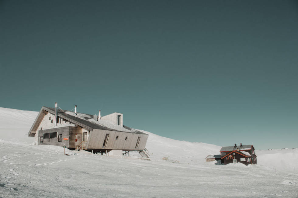 Hyttene på toppen av Høgevarde er et flott turmål - med vafler. Foto: Thomas Sagvik Høgevarde gamle og nye hytte