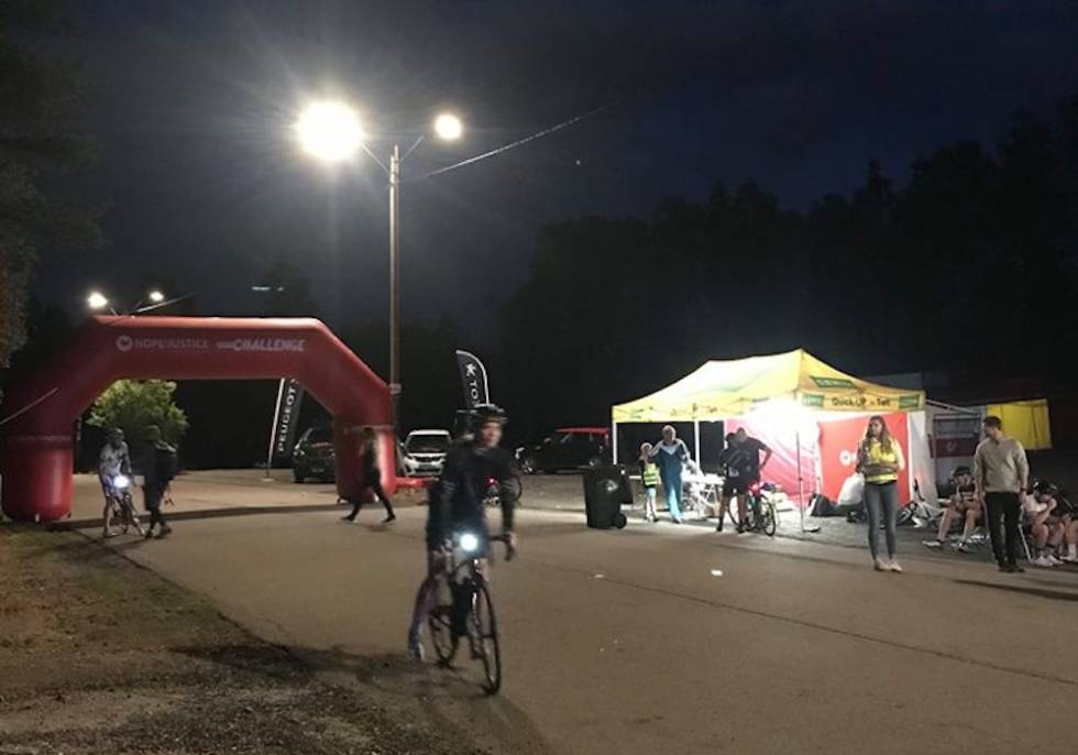NATTSYKLING: Deltakerne i Hope Challenge Oslo sykler til de har oppnådd det antall høydemeter de har satt seg fore, og for mange betyr det å sykle gjennom natta. Foto: Bjørn Saksberg Hope Challenge inn i NCF-varmen