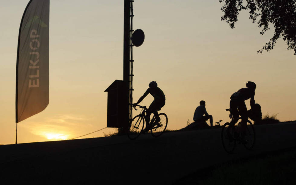 INNENDØRS: I år blir solnedgangen digital, på Zwift. Foto: Bjørn Saksberg. hope challenge på zwift