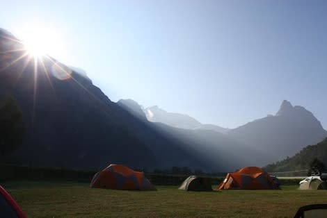 Romsdalshorn til høyre og Vengetindene til venstre. Foto Dag Hagen hornetcamping