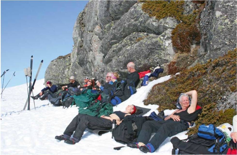 Turen til Sloaros er fin også med ski på beina. Her en liten rast i vårsola. Foto: Harald Flå Hovden-Sloaros-Charlotte-Beckmann-Østeby-3