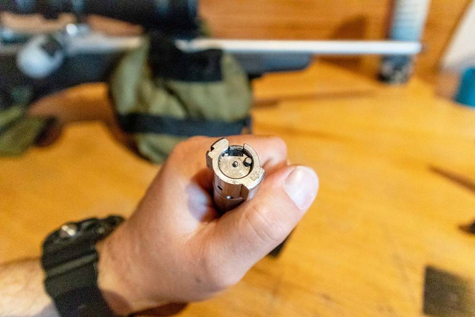 Støtbunnen: Her kan du se tennstempelet stikke ut i midten. Kl3 på støtbunnen ser du utstøteren, mens kl 12 er utdrageren. Disse må pusses og smøres for å unngå dobbelmating ved ladegrep. Vri enden av sluttstykket med klokka for å spenne opp igjen. Dette kan være tungt. How-to-klargjøring-av-rifla-før-jakt-10