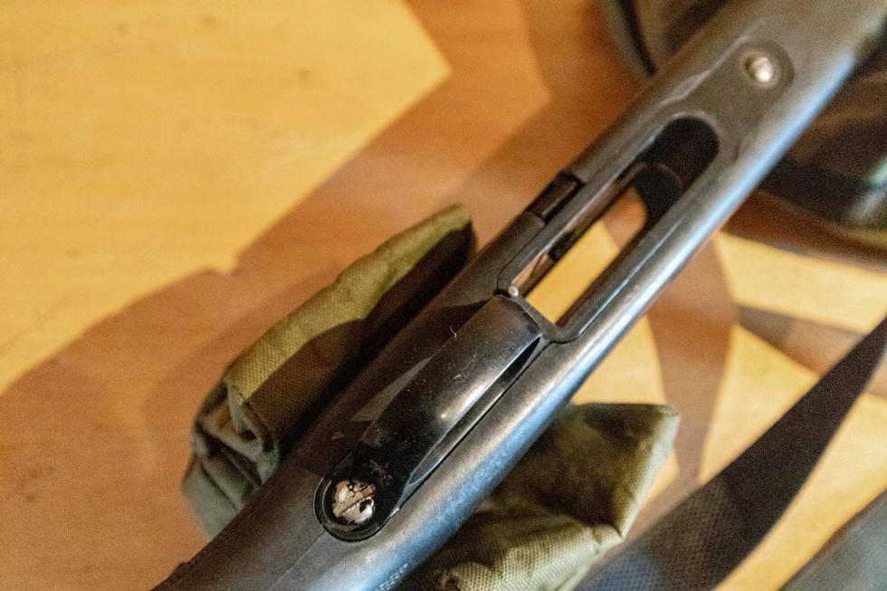Underbeslaget: De fleste boltrifler har to skruer på undersiden som fester låskassen til stokken eller beddeblokka. Å skille låskassa fra stokken er ikke farlig, og du kommer bedre til for en god puss. Det skal egentlig ikke være nødvendig å skyte inn på nytt hvis du setter til skruene med omtrent samme moment, særlig om stokken er beddet. How-to-klargjøring-av-rifla-før-jakt-4