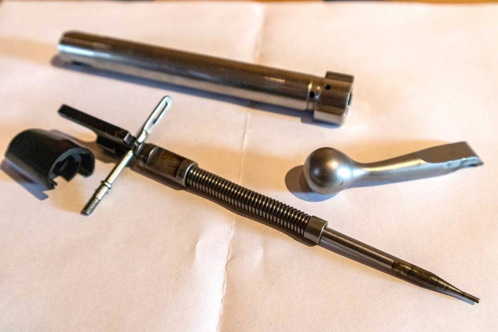 Sluttstykket atskilt: For å dele sluttstykket på en boltrifle, må du som regel skru av den bakerste delen og fjerne hevarmen for å få ut tennstempelet og stempelfjæren. På Tikka er det lurt å bruke en liten unbrakonøkkel eller et pussestangøye for å vri på plass tennstempelhaken slik at du får ut tennstempelet. På Mauser har jeg brukt en mynt til samme formål. How-to-klargjøring-av-rifla-før-jakt-7