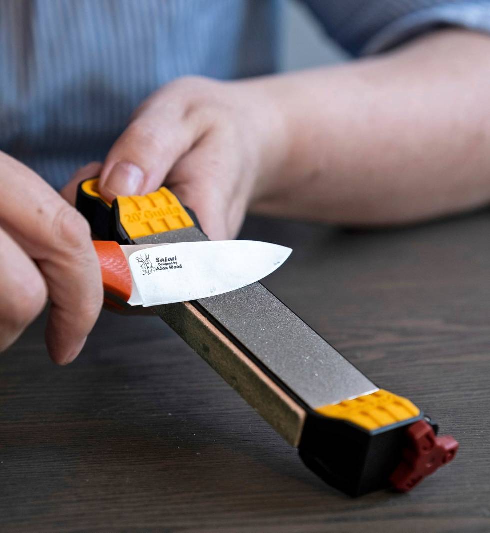 Fast i sekken: Håndbryne, her med industridiamanter – er nødvendig i sekken under jakt. Med litt trening får du gode resultater og holder kniven skarp gjennom slakt etter slakt. How-to-knivkvessing-3