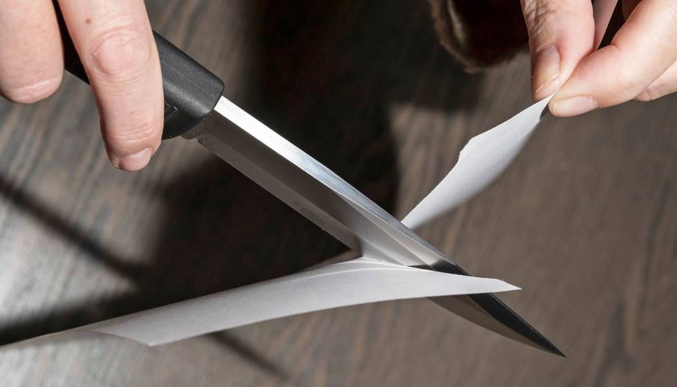 Papirkniv: En skikkelig skarp kniv skal skjære et papirark uten å lugge eller brette arket. How-to-knivkvessing-4